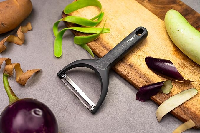 Zyliss Wide Peeler – Extra-Wide Stainless Steel Blade for Cabbage, Eggplant & Large Produce – Ergonomic Wheatstraw Handle – Safety Blade Cover – Dishwasher Safe – 5-Year Guarantee